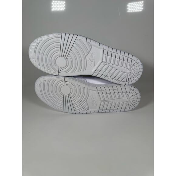 Men’s Nike Air Jordan 1 Mid Triple White Sneakers 554724-130 size 13 main image 6